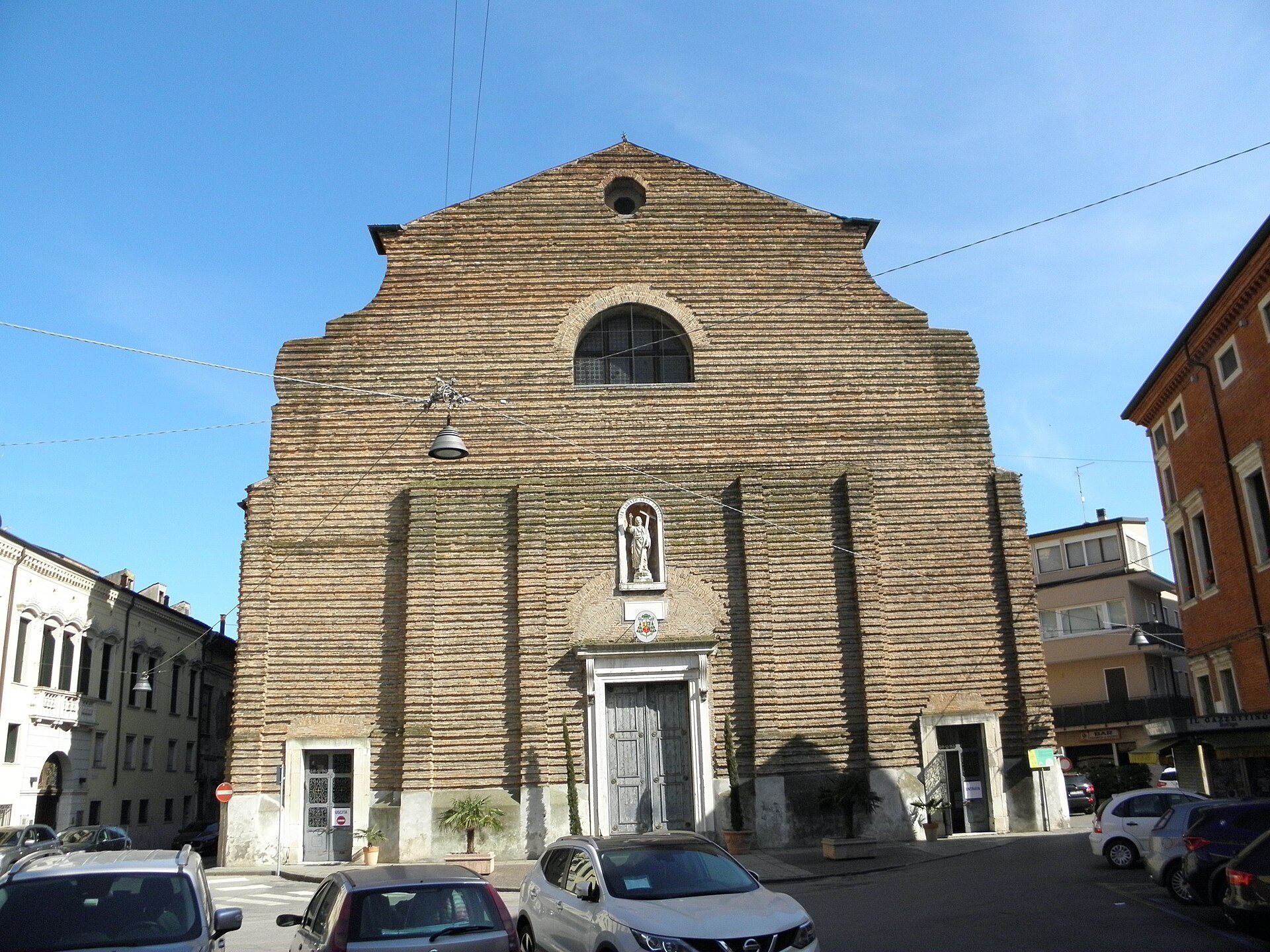Facciata e sagrato del Duomo di Santo Stefano a Rovigo