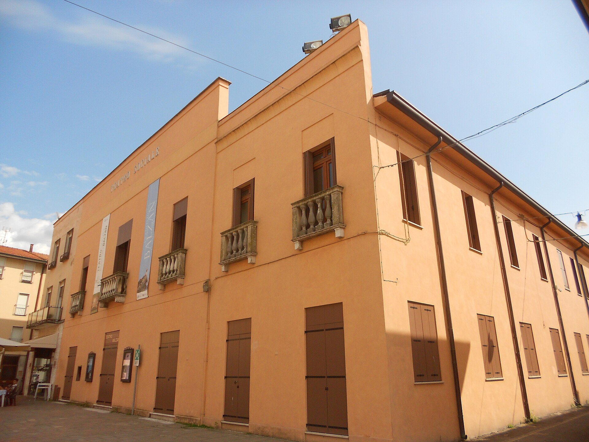 Esterno del Teatro Sociale Eugenio Balzan a Badia Polesine