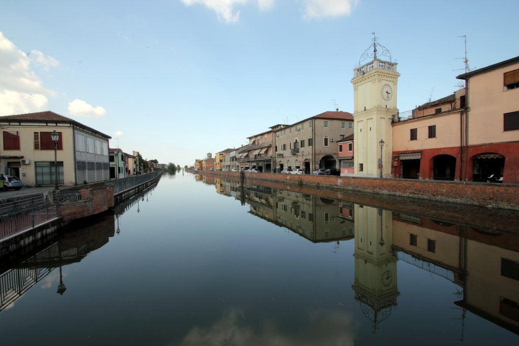 Il canale di Loreo con il campanile e le case affacciate sull'acqua